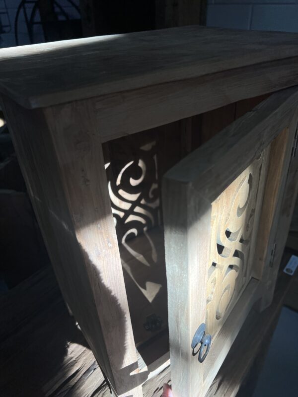 Nachtkastje houtsnijwerk