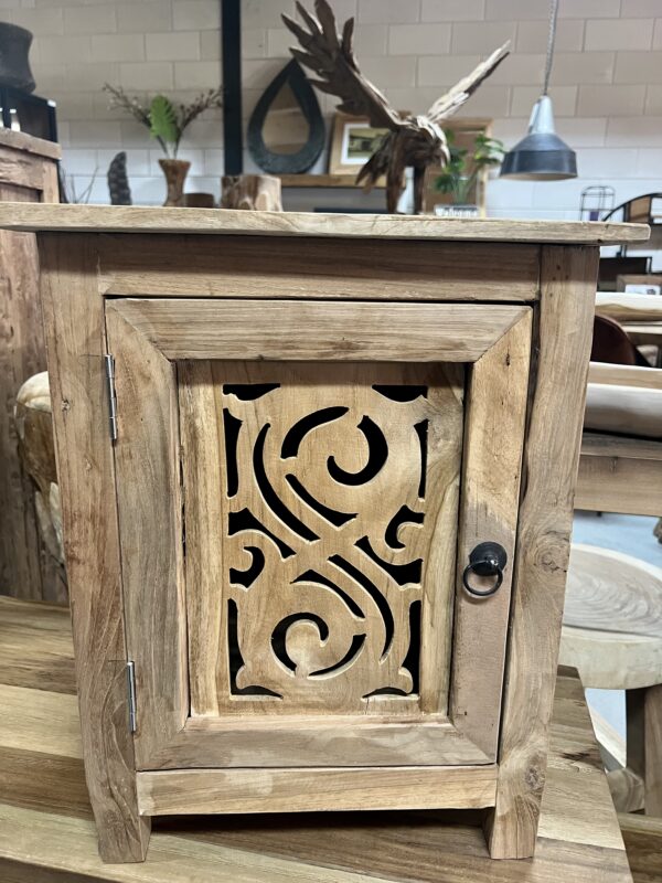 Nachtkastje houtsnijwerk