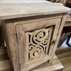 Nachtkastje houtsnijwerk