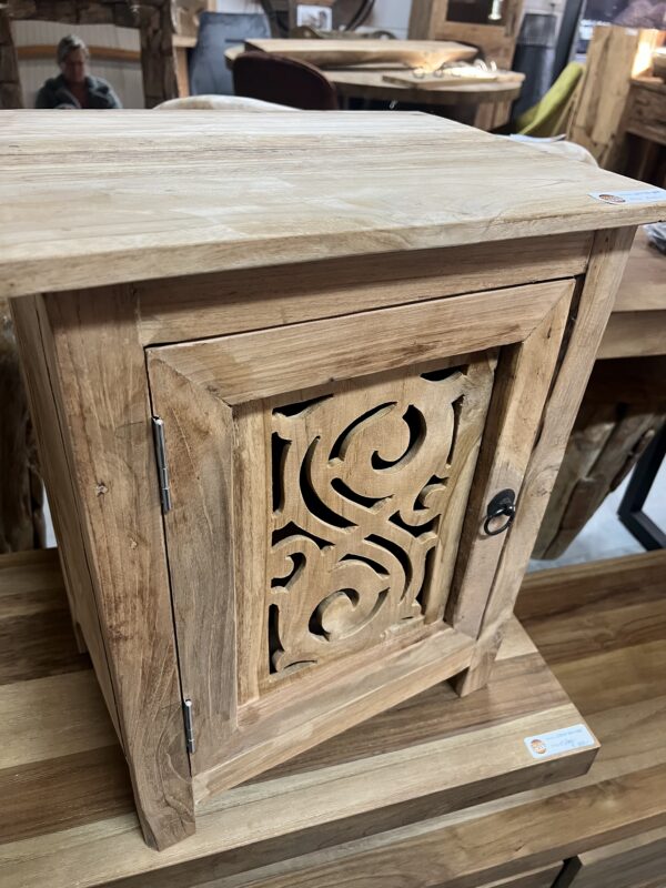 Nachtkastje houtsnijwerk