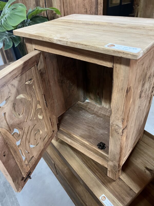 Nachtkastje houtsnijwerk