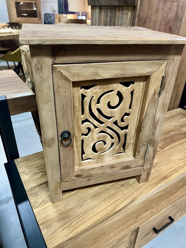 Nachtkastje houtsnijwerk